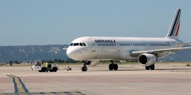 You are currently viewing Air France : une partie des hôtesses et stewards valide le nouvel accord collectif